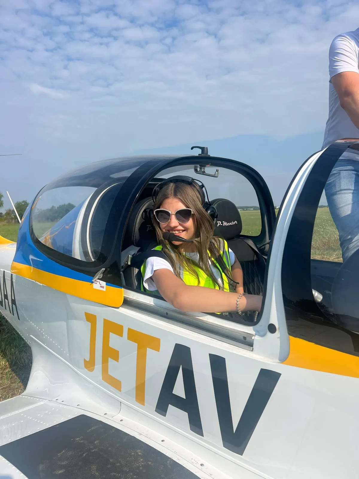Fetiță cu ochelari de soare în avionul JETAV