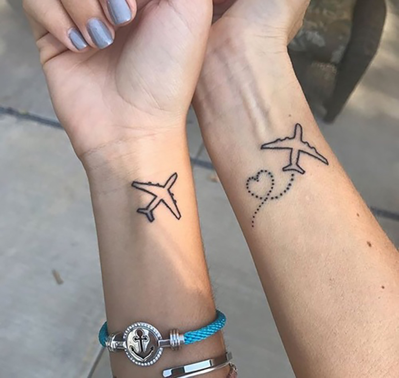 Poate echipajul de cabină să aibă tatuaje? Regulile, politica și excepțiile