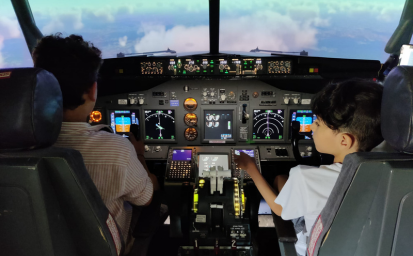 Școala la simulator Boeing 737